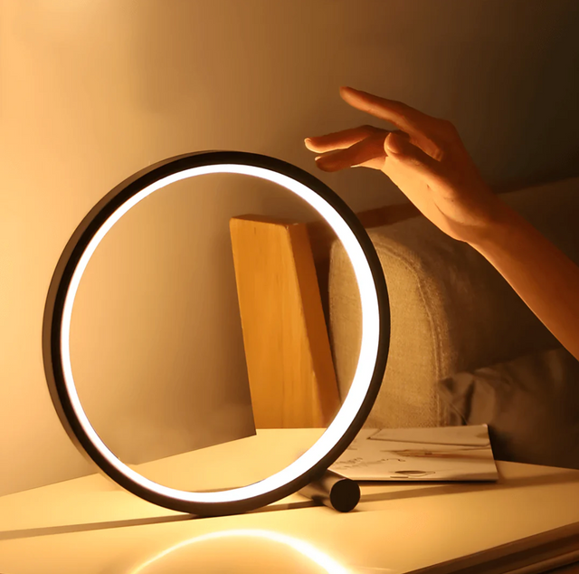 Minimalistisk bordlampe med berørings- og dæmpningsfunktion