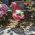 Flamingo afslappende havegnom statue
