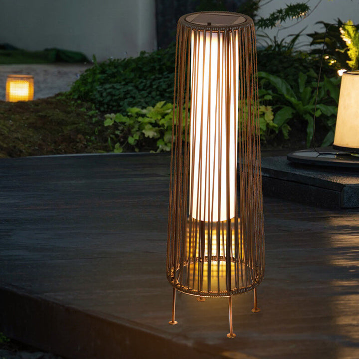 Moderne Minimalistisk Solvandsafvisende Rund Vertikal Trækstribe Jern Rattan LED Stående Gulvlampe Til Udendørs Patio |