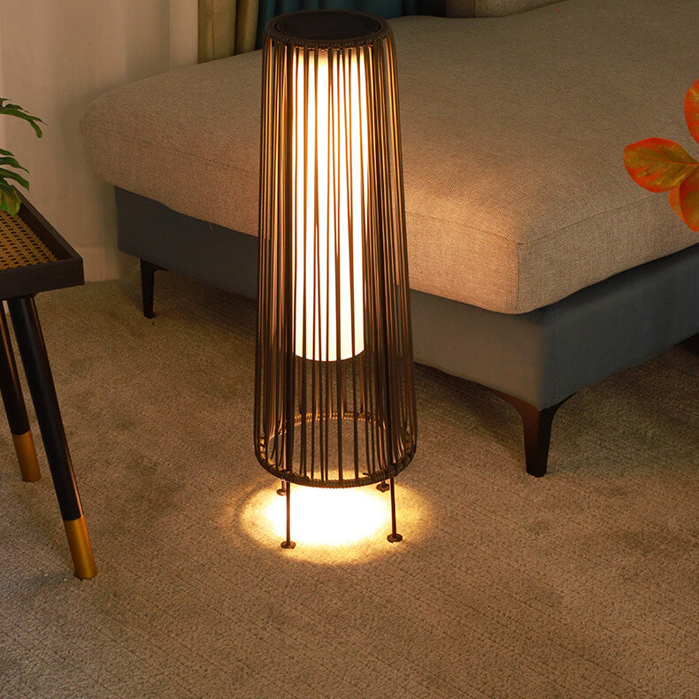 Moderne Minimalistisk Solvandsafvisende Rund Vertikal Trækstribe Jern Rattan LED Stående Gulvlampe Til Udendørs Patio |
