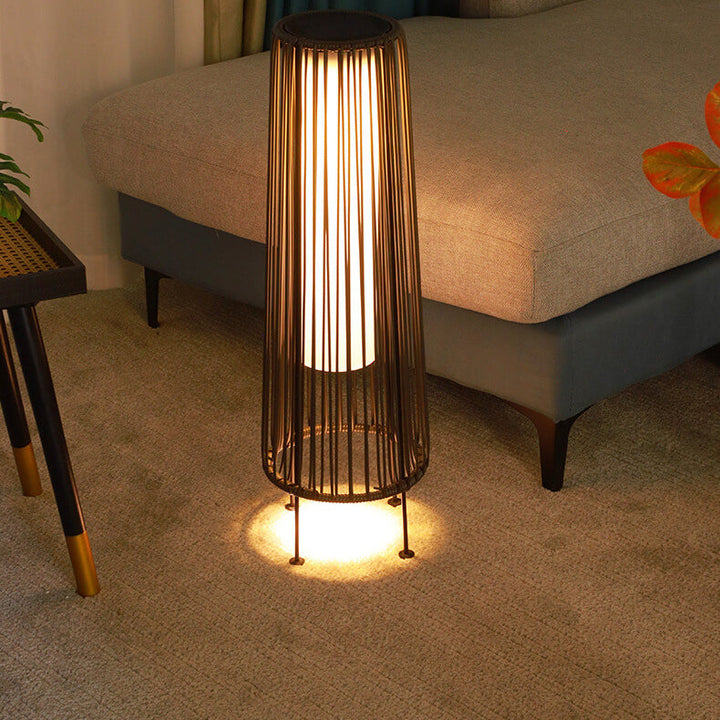Moderne Minimalistisk Solvandsafvisende Rund Vertikal Trækstribe Jern Rattan LED Stående Gulvlampe Til Udendørs Patio |