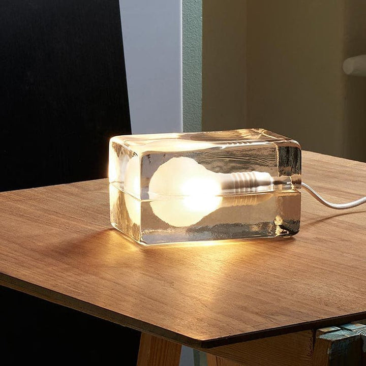 BrightCube – Minimalistisk Bordlampe med Transparent Glasboks