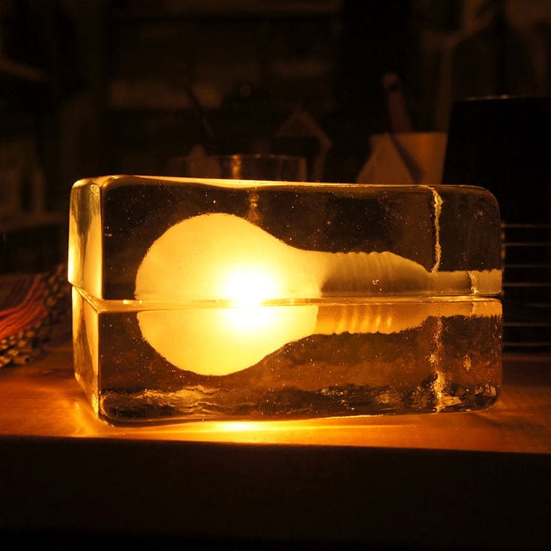 BrightCube – Minimalistisk Bordlampe med Transparent Glasboks