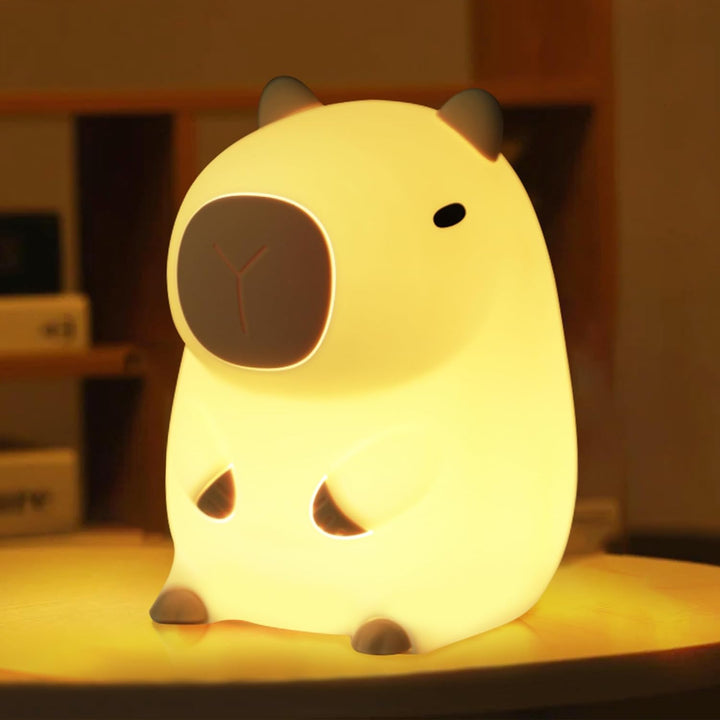 Sød CapySnuggle Natlampe - Varmt Lys i Capybara Design
