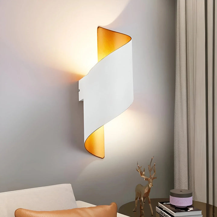 LumiTwist – Moderne Twisted LED Væglampe