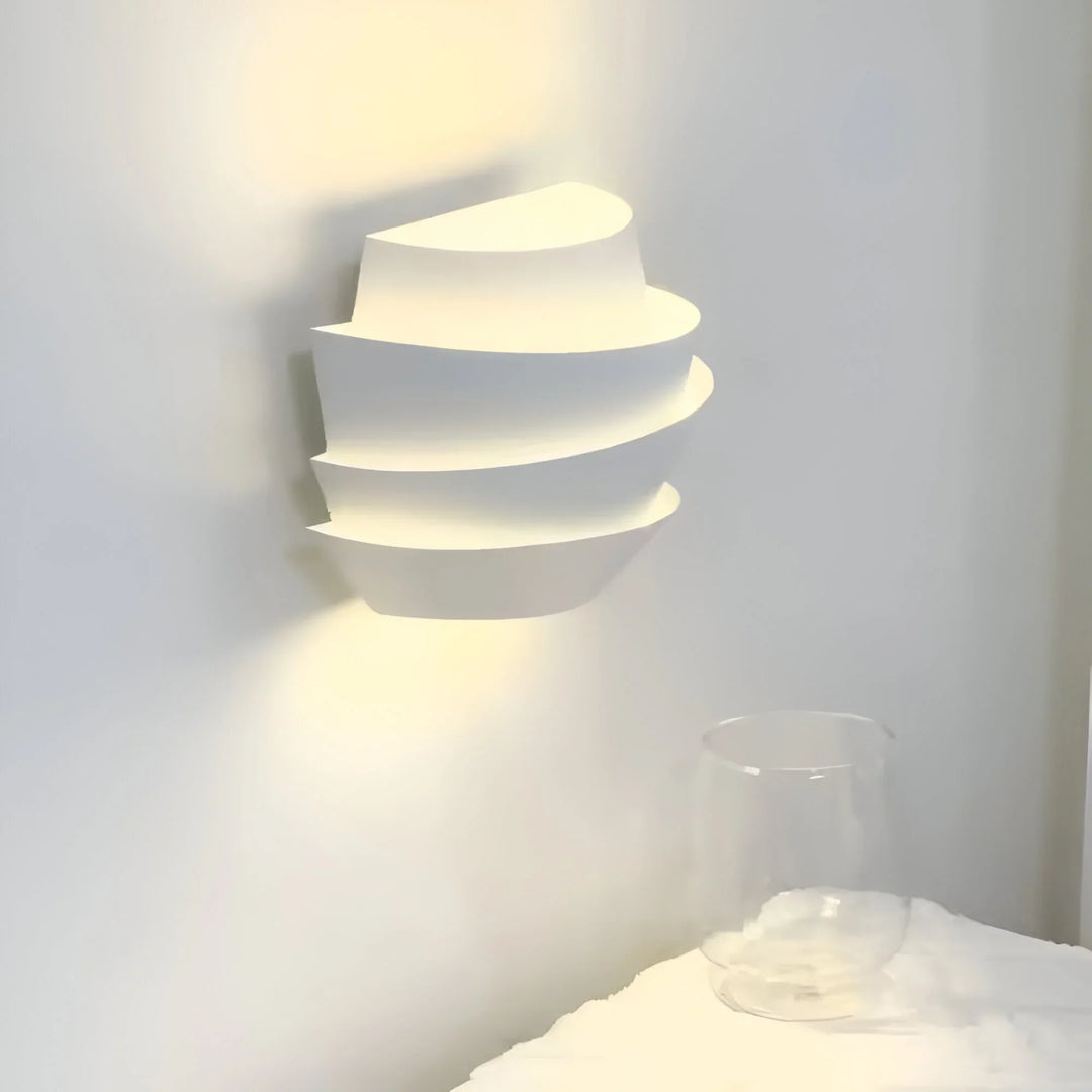SolaraGlow – Fransk Inspireret Væglampe