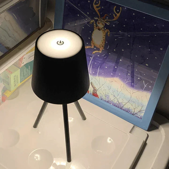 Nordisk tripod bordlampe - Stilfuld trådløs LED natlampe