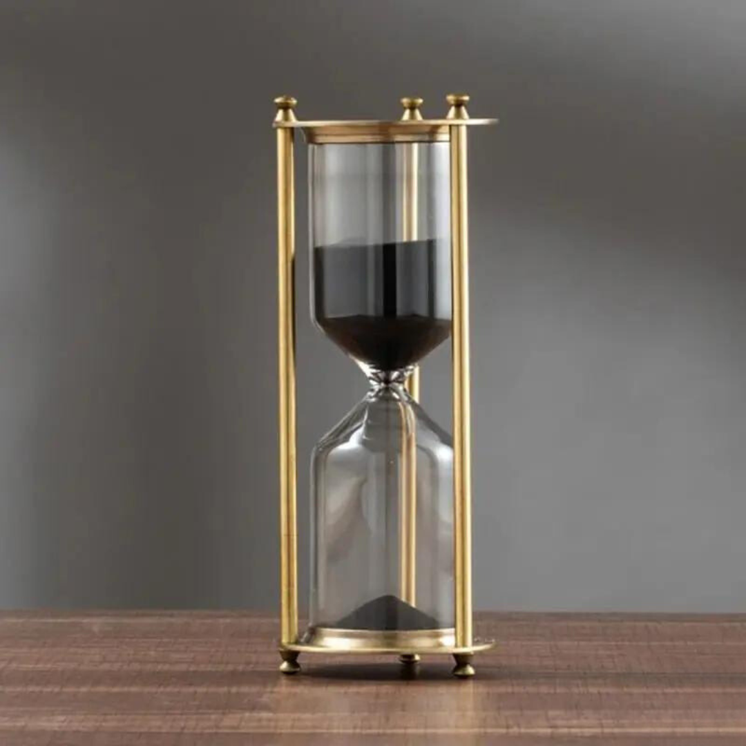 Antik timeglas lavet af messing med violet sand