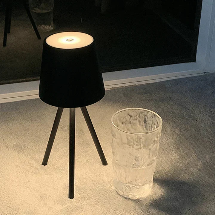 Nordisk tripod bordlampe - Stilfuld trådløs LED natlampe