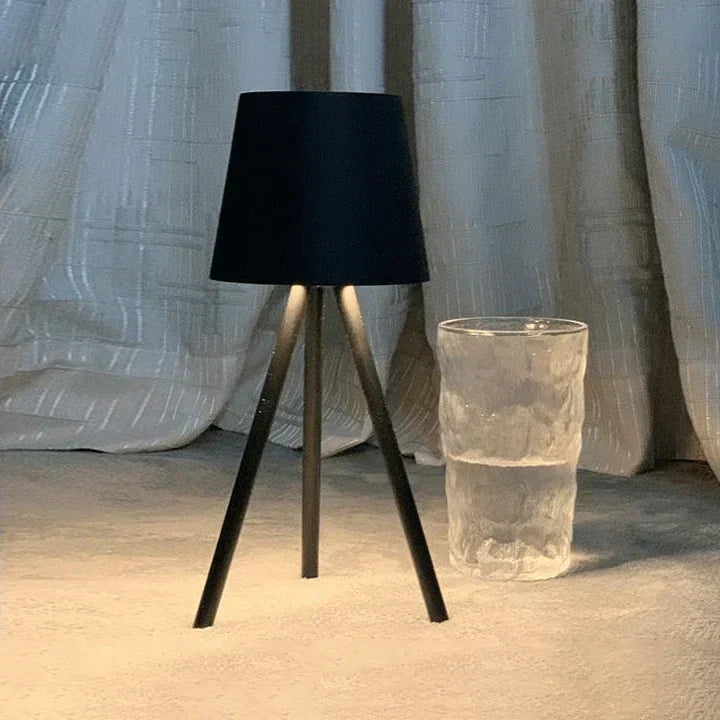 Nordisk tripod bordlampe - Stilfuld trådløs LED natlampe
