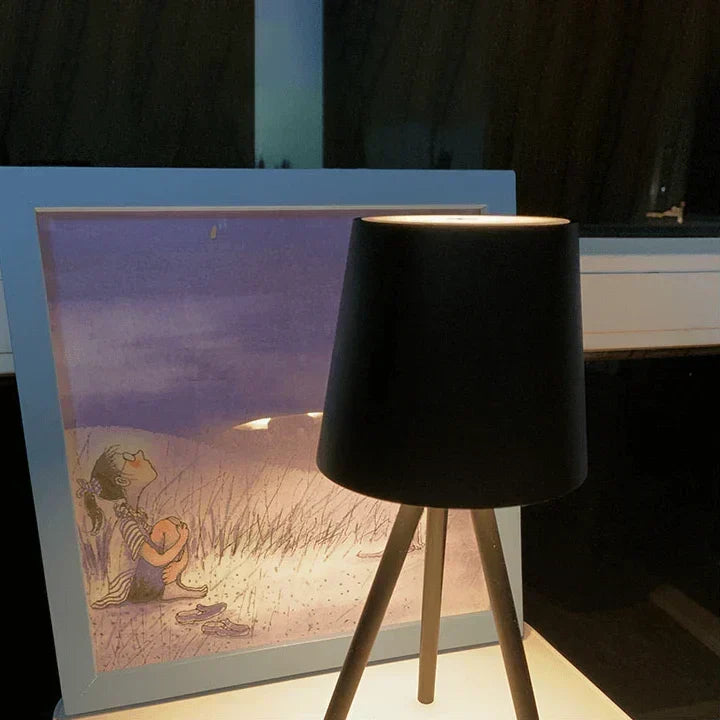 Nordisk tripod bordlampe - Stilfuld trådløs LED natlampe