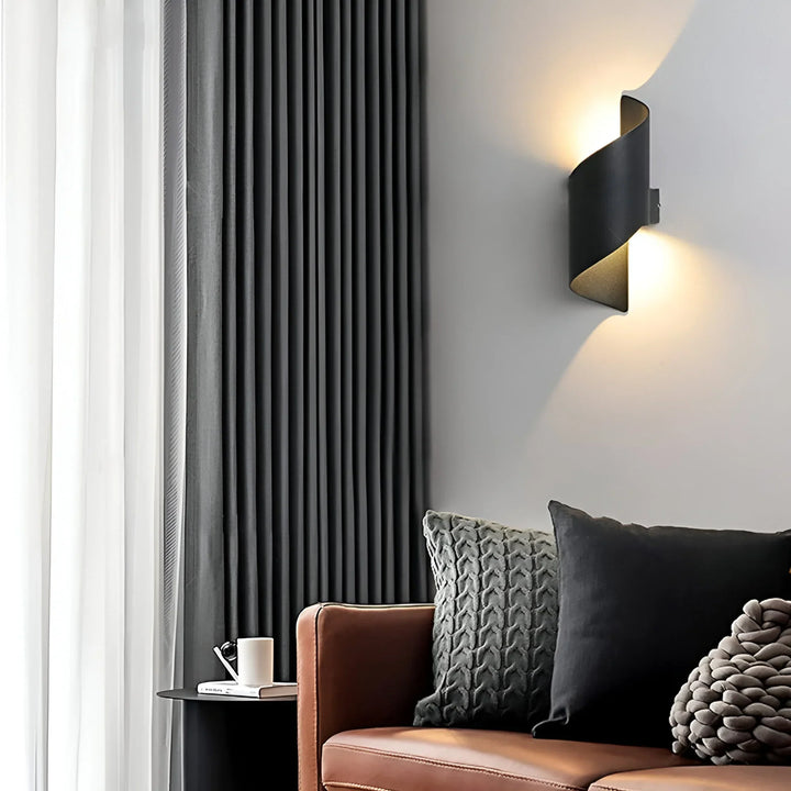 LumiTwist – Moderne Twisted LED Væglampe