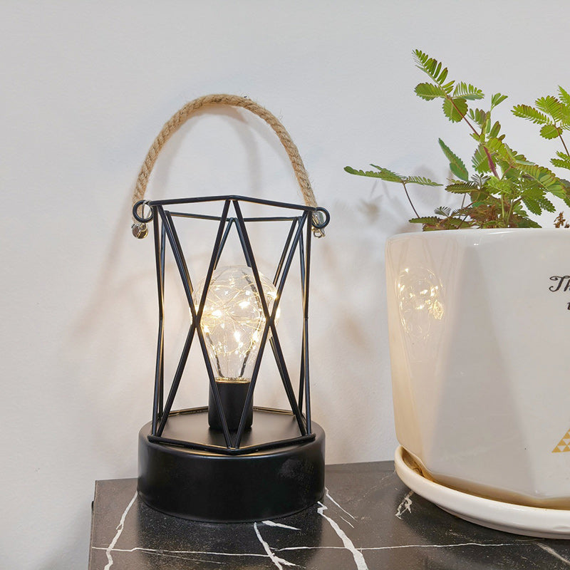 Moderne Minimalistisk Lodret Stribet Firkanthjulet Jern LED Bordlampe Til Stuen