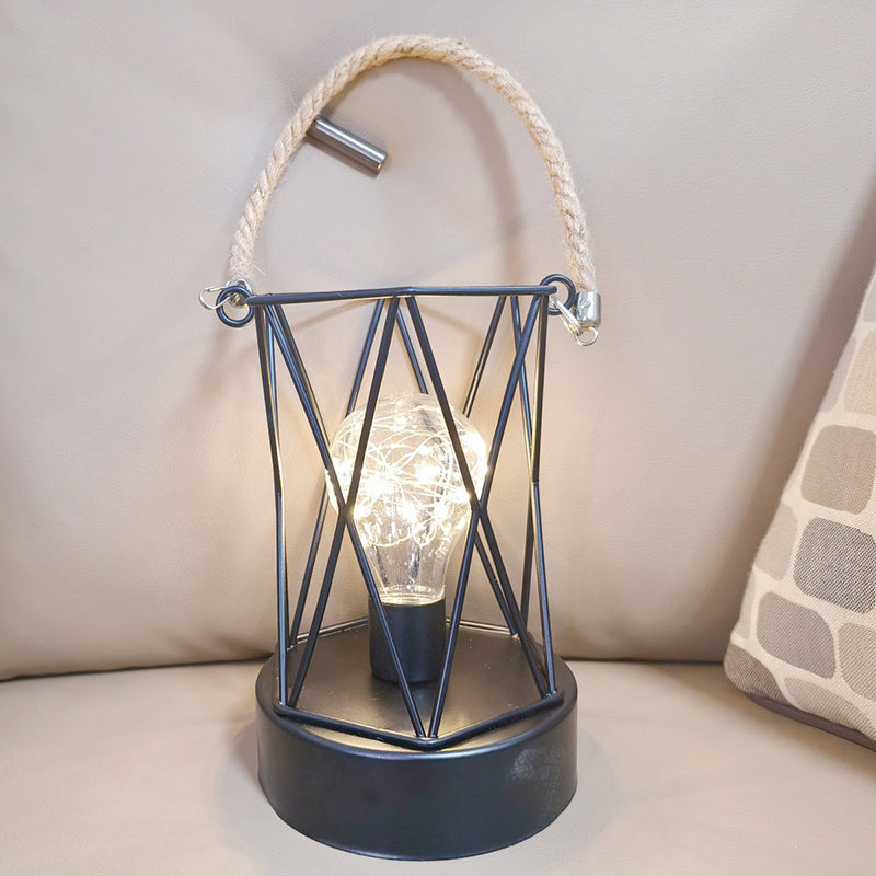 Moderne Minimalistisk Lodret Stribet Firkanthjulet Jern LED Bordlampe Til Stuen