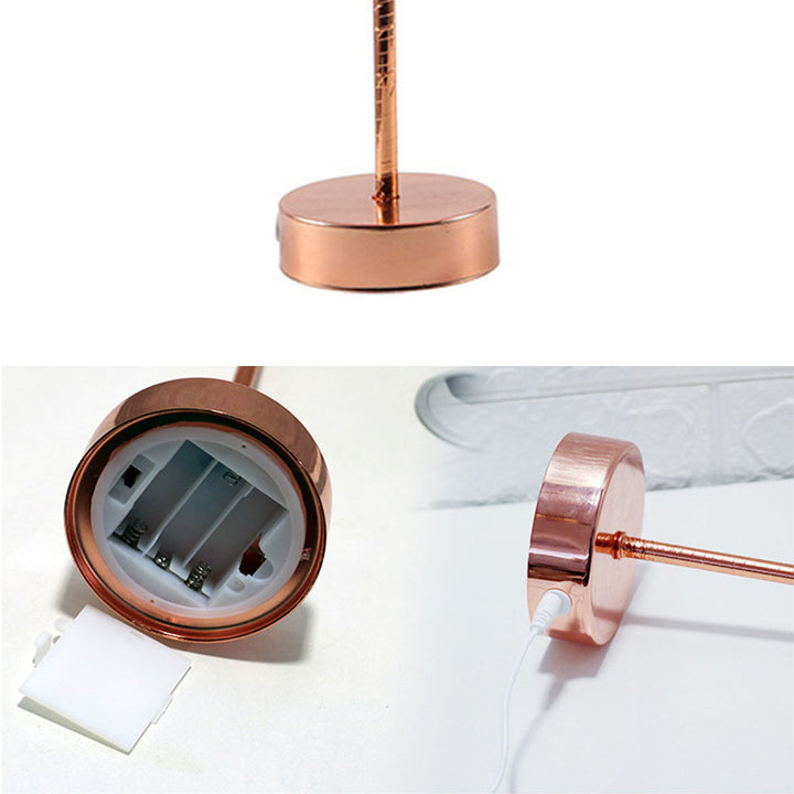 Strudse Nattelys | Eccentrisk Lampe med Fjer &amp; Rosaguld Base |