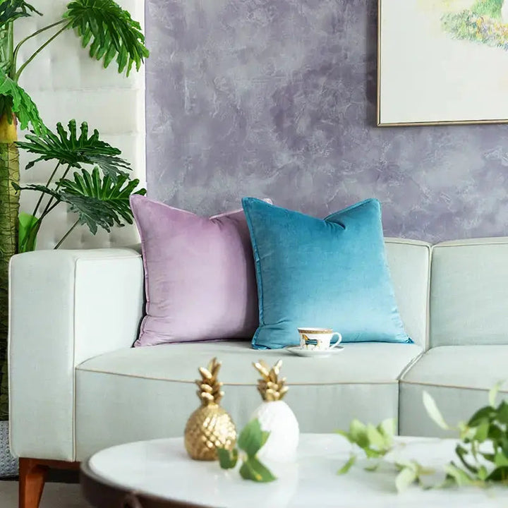 VelvetLuxe – Elegant velourpudeovertræk med raffinerede detaljer