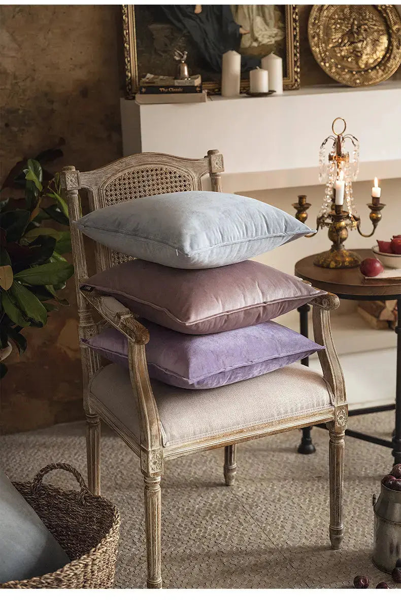 VelvetLuxe – Elegant velourpudeovertræk med raffinerede detaljer