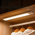 | Genopladelig LED-lampe med innovativ bevægelsessensor
