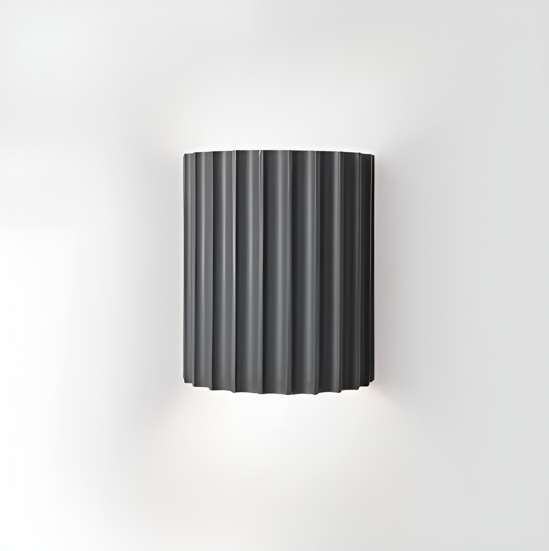 Stribet LED væglampe lavet af resin til en moderne nordisk atmosfære