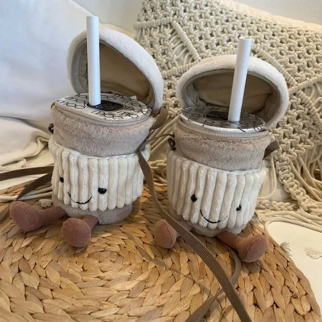 Sød glad kaffekop holder plysbæger