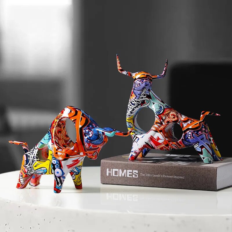 Farverig Tyr Skulptur