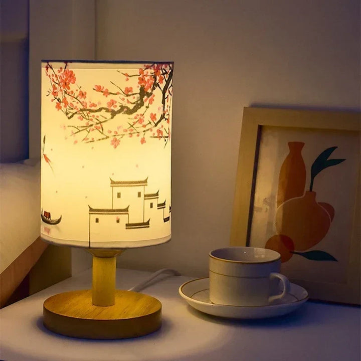 Dæmpbar LED natlampe med stofskærm i blommeblomst – Perfekt natlampe til soveværelset