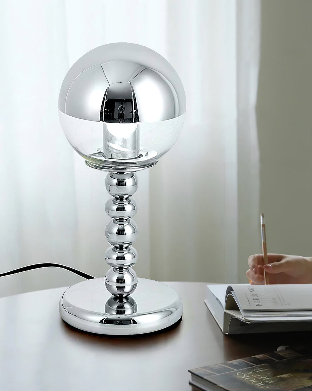 MirrorGlow – Minimalistisk Chrome Bordlampe