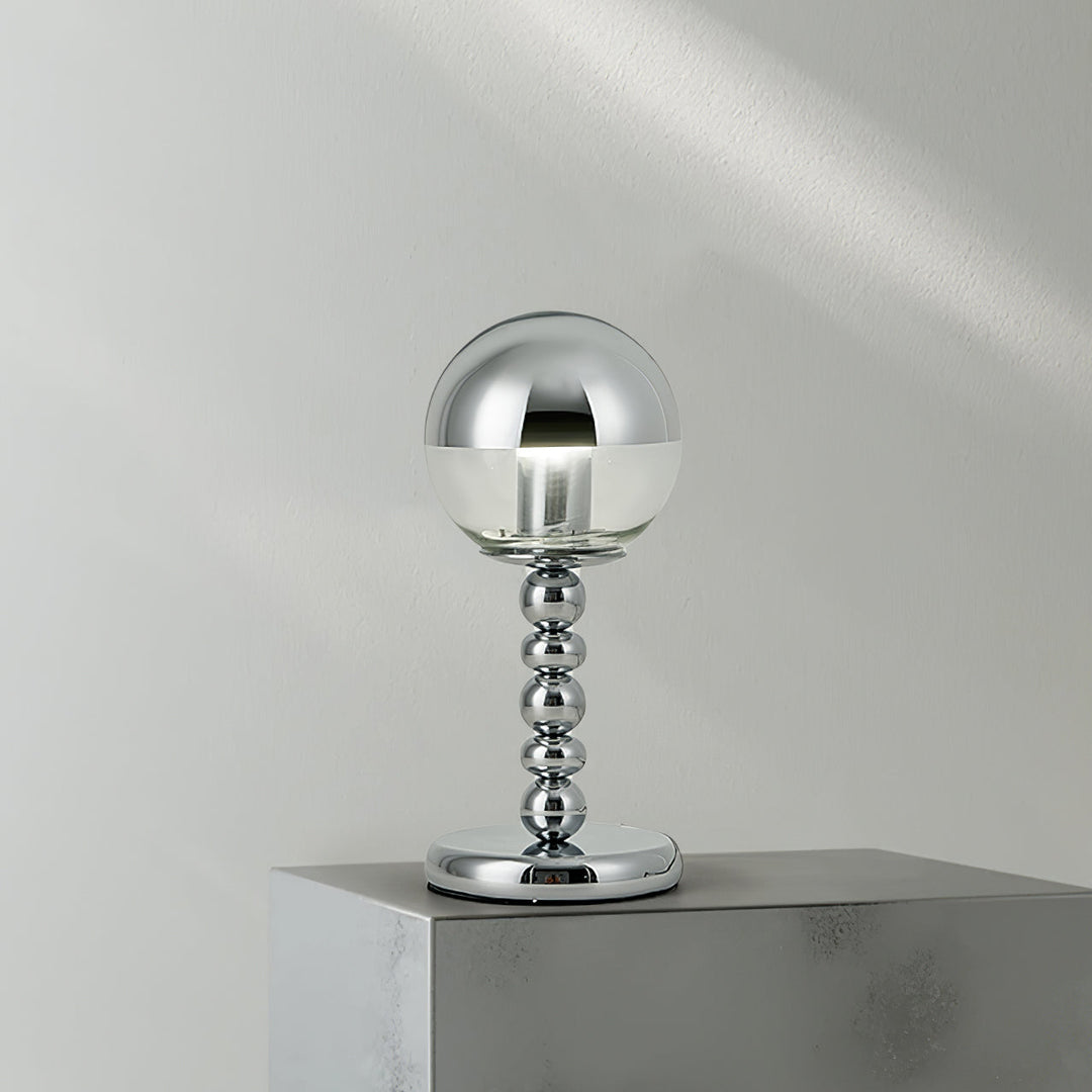 MirrorGlow – Minimalistisk Chrome Bordlampe