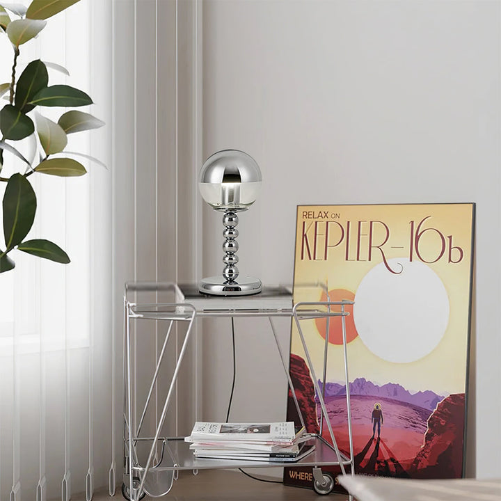 MirrorGlow – Minimalistisk Chrome Bordlampe