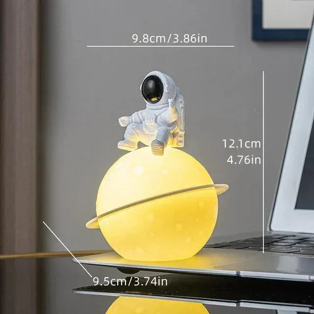 AstroLume Astronaut Skulptur med Planet Natlys | Moderne Dekorativ Fremhævning | Miljøvenligt PVC &amp; ABS | 9.8 x 12.1 cm