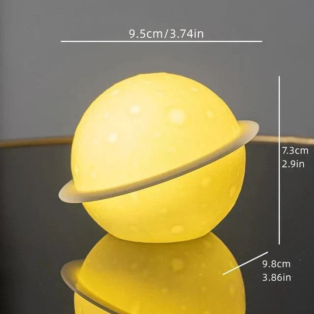AstroLume Astronaut Skulptur med Planet Natlys | Moderne Dekorativ Fremhævning | Miljøvenligt PVC & ABS | 9.8 x 12.1 cm