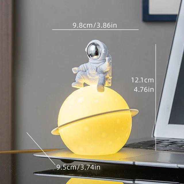 AstroLume Astronaut Skulptur med Planet Natlys | Moderne Dekorativ Fremhævning | Miljøvenligt PVC &amp; ABS | 9.8 x 12.1 cm