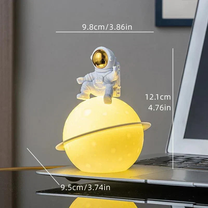 AstroLume Astronaut Skulptur med Planet Natlys | Moderne Dekorativ Fremhævning | Miljøvenligt PVC &amp; ABS | 9.8 x 12.1 cm
