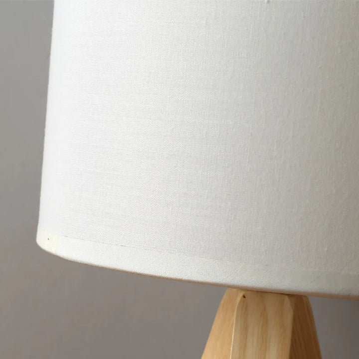 LumiHout – Moderne bordlampe lavet af træ med varm, naturlig elegance