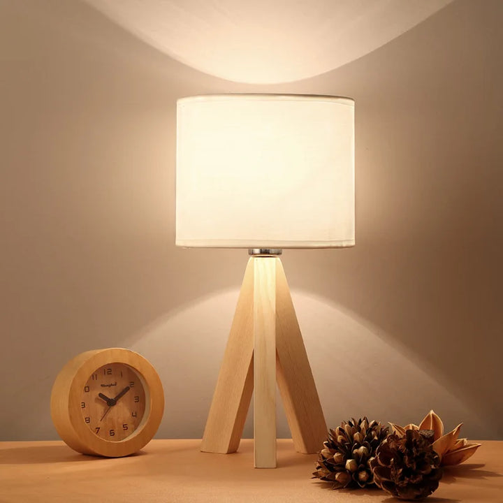 LumiHout – Moderne bordlampe lavet af træ med varm, naturlig elegance