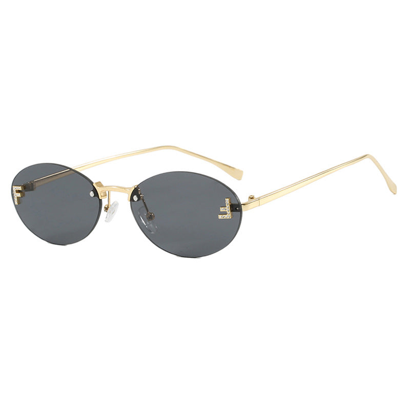 Kvindernes fashionable solbriller med elegant spejl-linse front og delikat metalramme