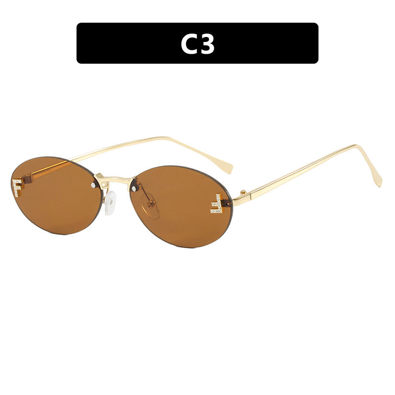 Kvindernes fashionable solbriller med elegant spejl-linse front og delikat metalramme