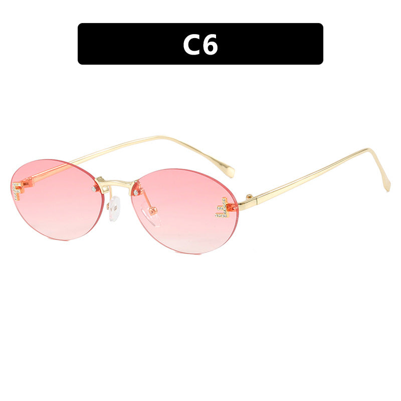 Kvindernes fashionable solbriller med elegant spejl-linse front og delikat metalramme