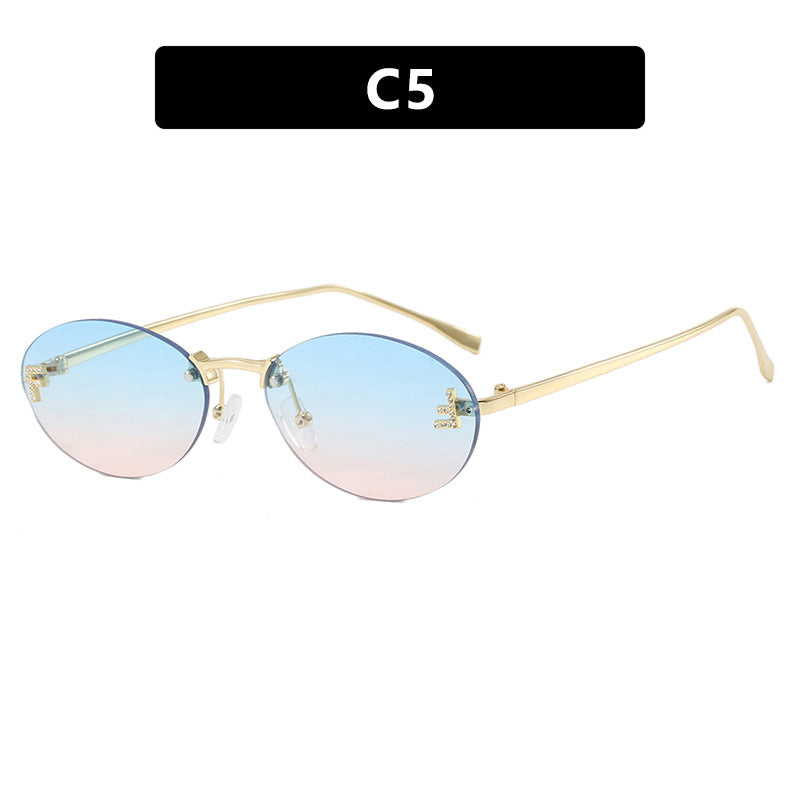 Kvindernes fashionable solbriller med elegant spejl-linse front og delikat metalramme