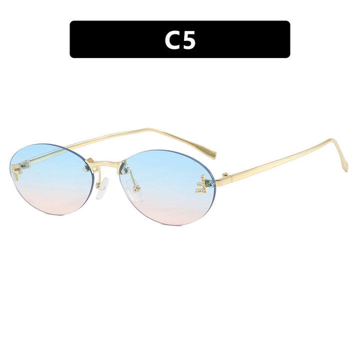 Kvindernes fashionable solbriller med elegant spejl-linse front og delikat metalramme