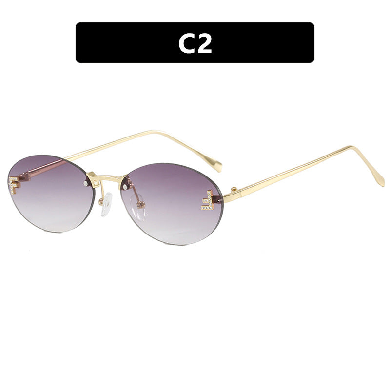 Kvindernes fashionable solbriller med elegant spejl-linse front og delikat metalramme