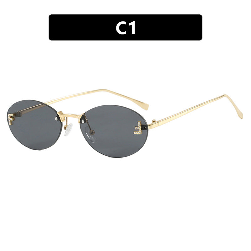 Kvindernes fashionable solbriller med elegant spejl-linse front og delikat metalramme