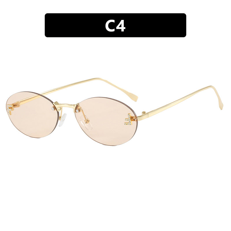 Kvindernes fashionable solbriller med elegant spejl-linse front og delikat metalramme