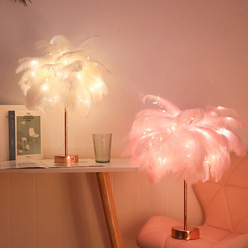 Strudse Nattelys | Eccentrisk Lampe med Fjer &amp; Rosaguld Base |
