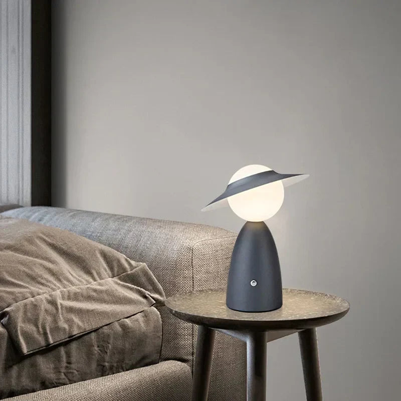 Batteri Bordlampe Mand med Hat