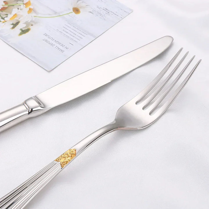 Elegant bestiksæt i guld design