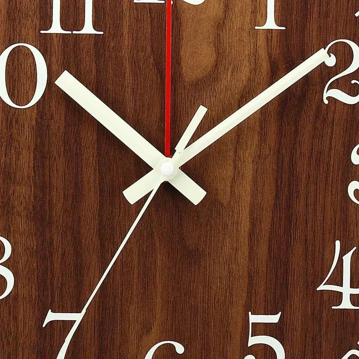 GlowClock – Luksuriøs Trævægur med Nattelys