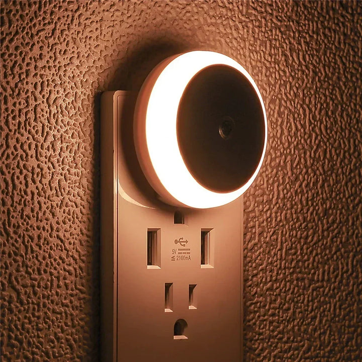 NOXORA LED natlys | Twilight sensor &amp; automatisk dæmpning | Stik-lys | Varm hvid