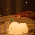 LumiDum LED Natlampe | Blød Silikone | 3 Lysstyrkeniveauer | Bærbar & Genopladelig | 17,7 × 9,1 cm