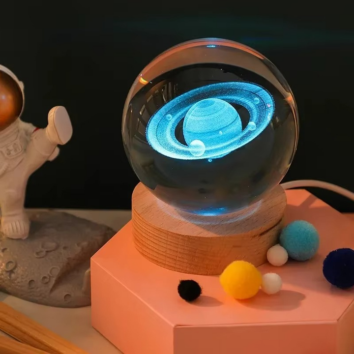 2.36 tommer RGB Krystal Kugle Nattelys med Mælkevej og Måne - Kosmos-Inspireret Natbord Dekoration